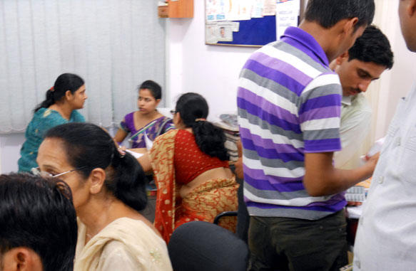 Dr Jyoti counseling with patients at DELHI PHYSIOTHERAPY & OCCUPATIONAL THERAPY CLINIC