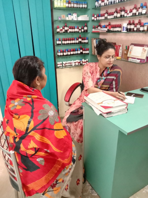 Dr Supriya Kabra with patient at Homeopathic clinic indirapuram