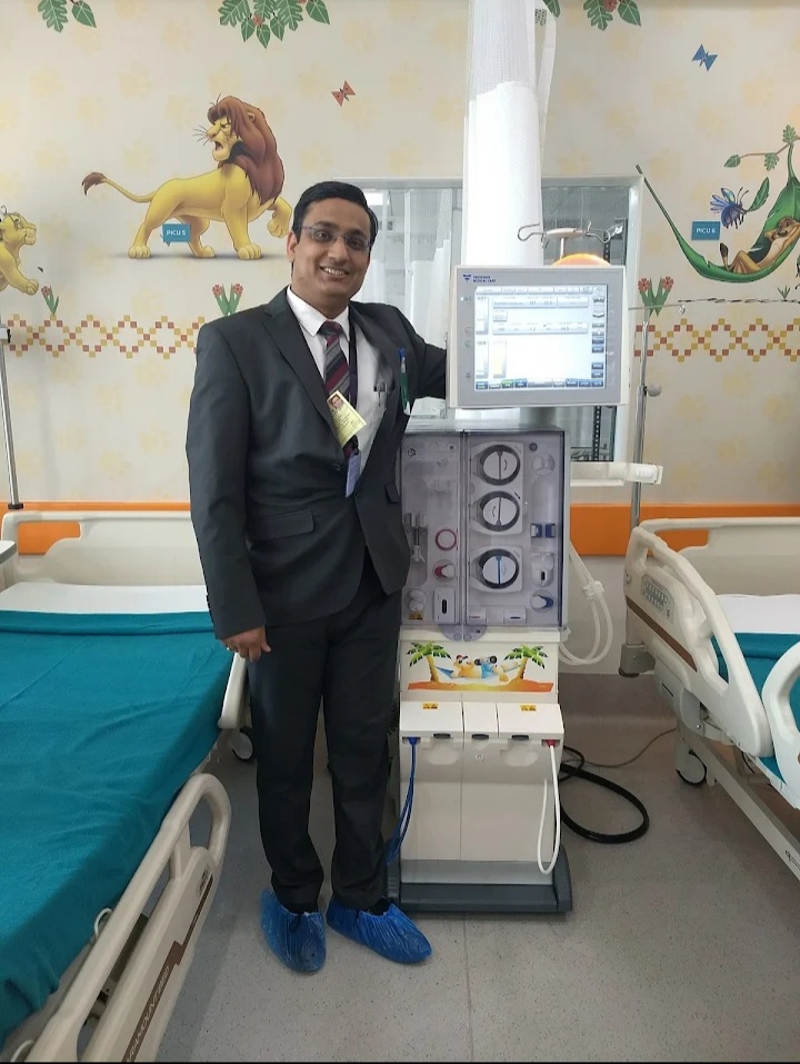 Dr. Amit Agarwal Child Kidney Doctor in Malviya Nagar, Saket, Mehrauli, Delhi with Latest Hemodialysis Equipment.